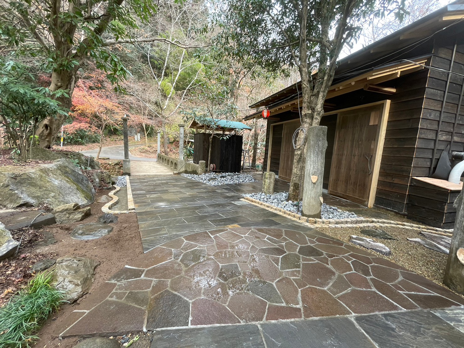 八王子市ごん助様の客室前お庭づくり。株式会社やましたグリーンの事例です。
