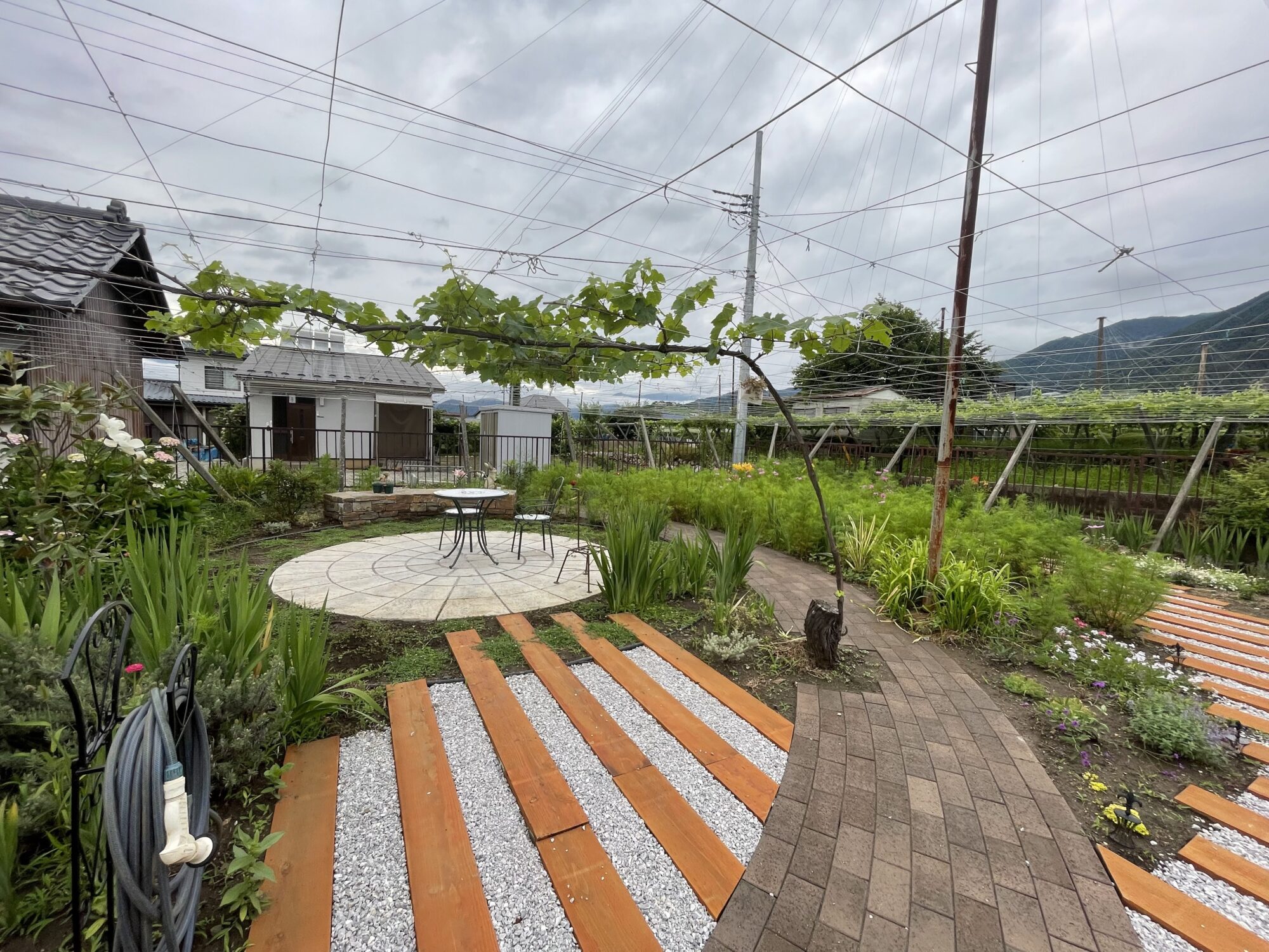 山梨県甲府市T様 お庭のリフォーム事例です。株式会社やましたグリーンの事例を紹介しています。