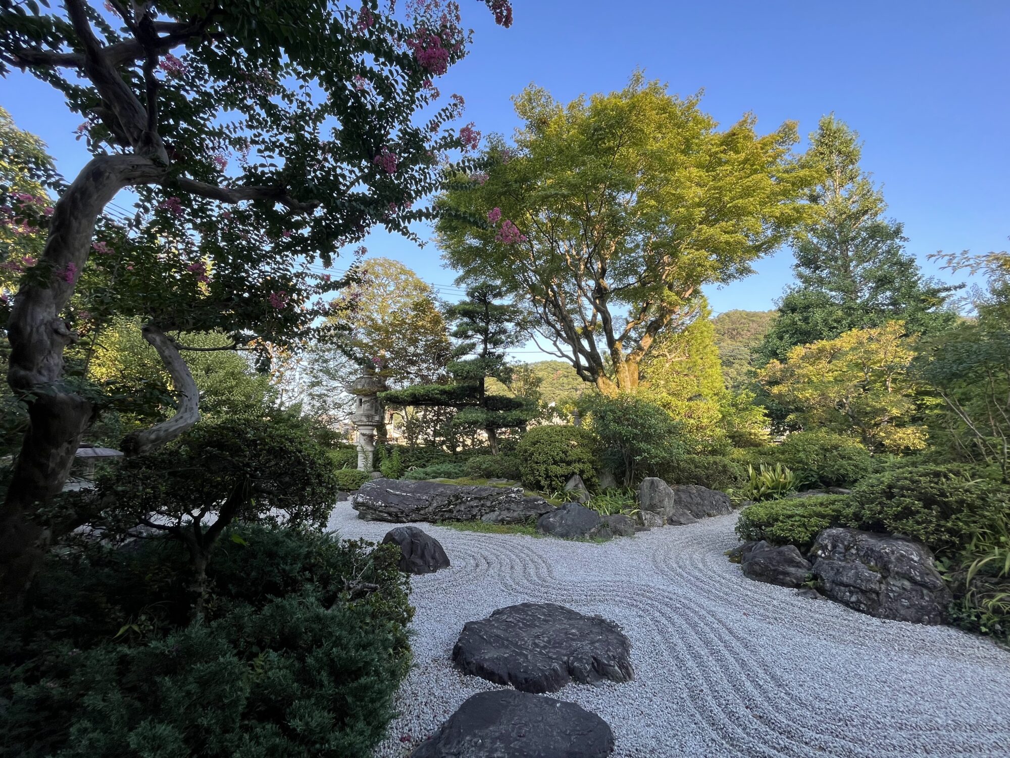 八王子市「高尾駒木野庭園」全景。植栽管理を株式会社やましたグリーンが行なっています。