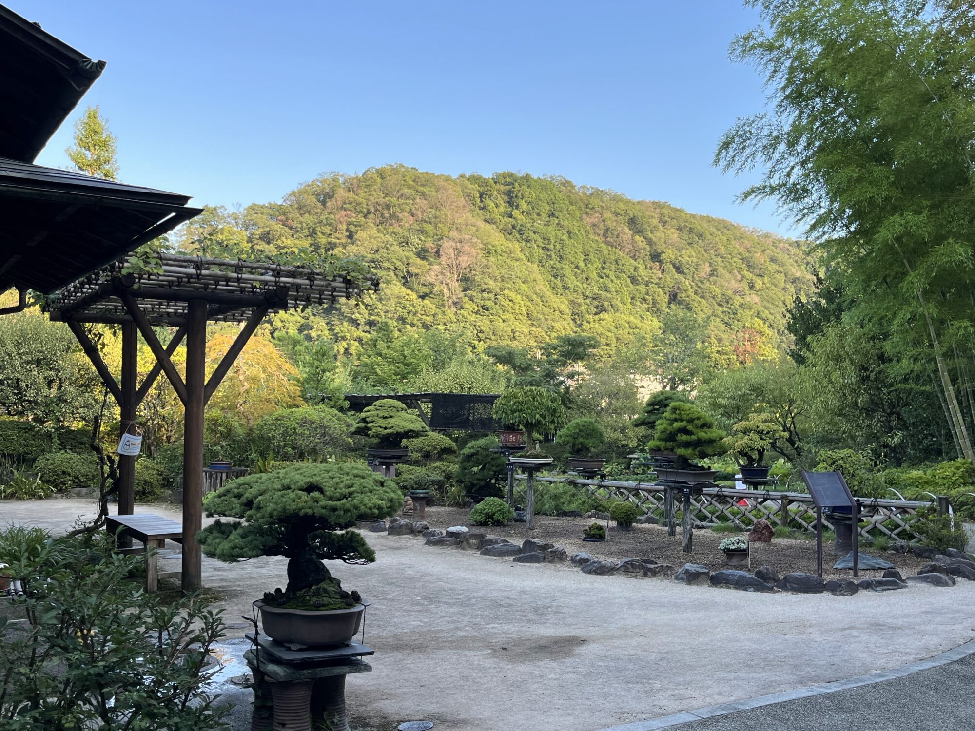 八王子市「高尾駒木野庭園」全景。植栽管理を株式会社やましたグリーンが行なっています。