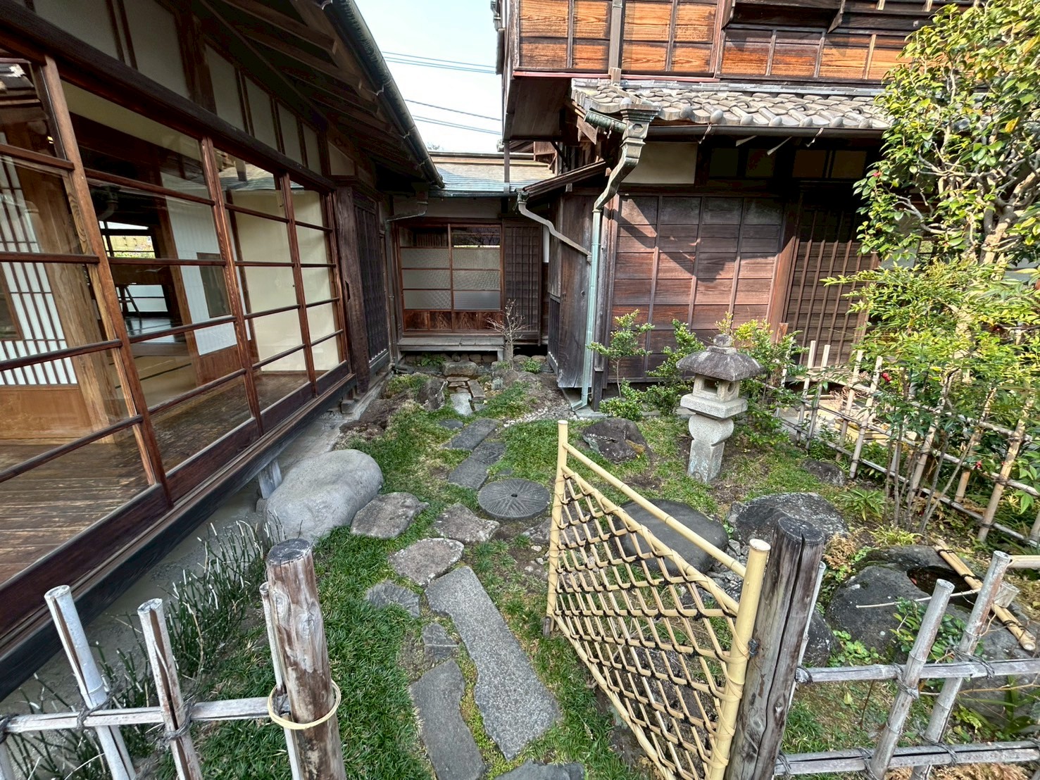 八王子市「高尾駒木野庭園」の庭。庭のお手入れを株式会社やましたグリーンが行なっています。